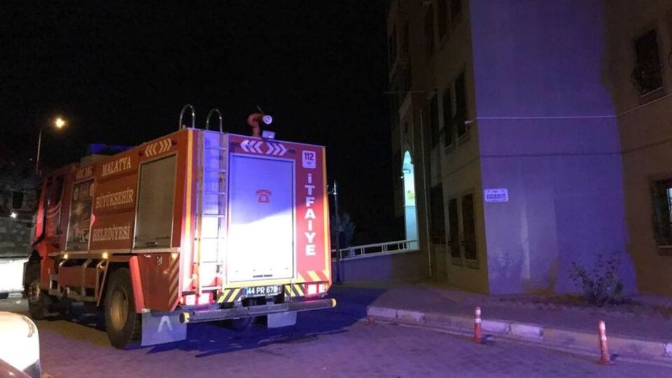 Evini ateşe verdi!