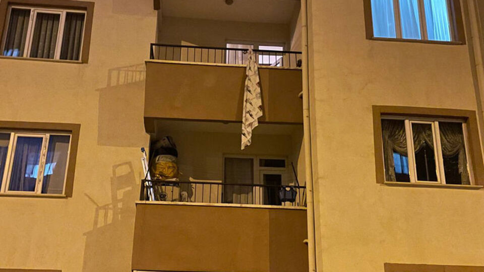 Çarşafla balkondan kaçmak istedi ama...