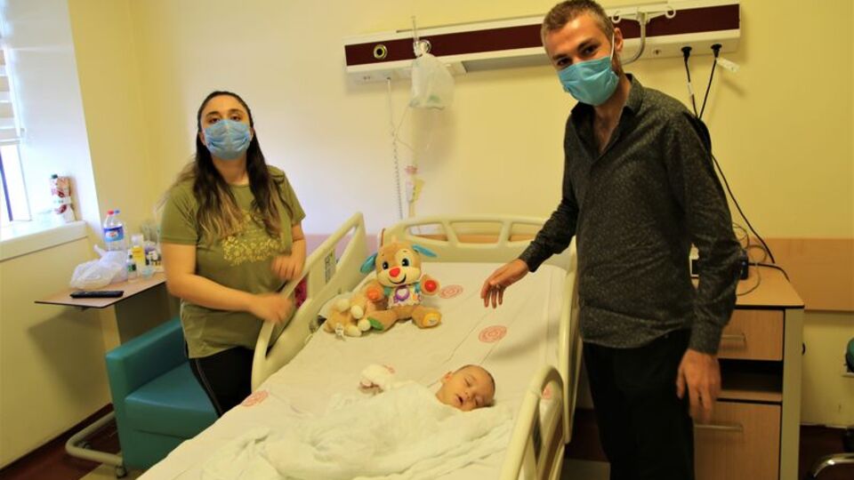 Covid-19'u aşı sayesinde hafif atlatan hemşire çiftten aşı çağrısı