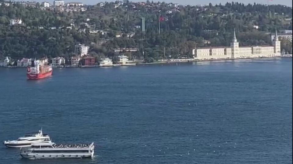 İstanbul Boğazı'nda kargo gemisi sürüklendi
