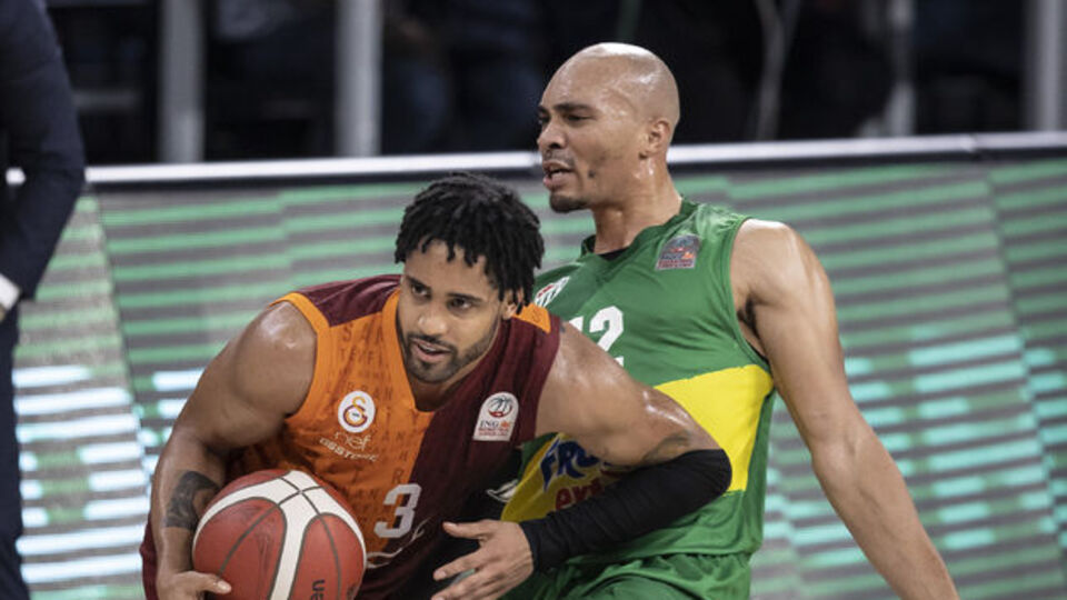 Aslan, Timsah'ı devirdi