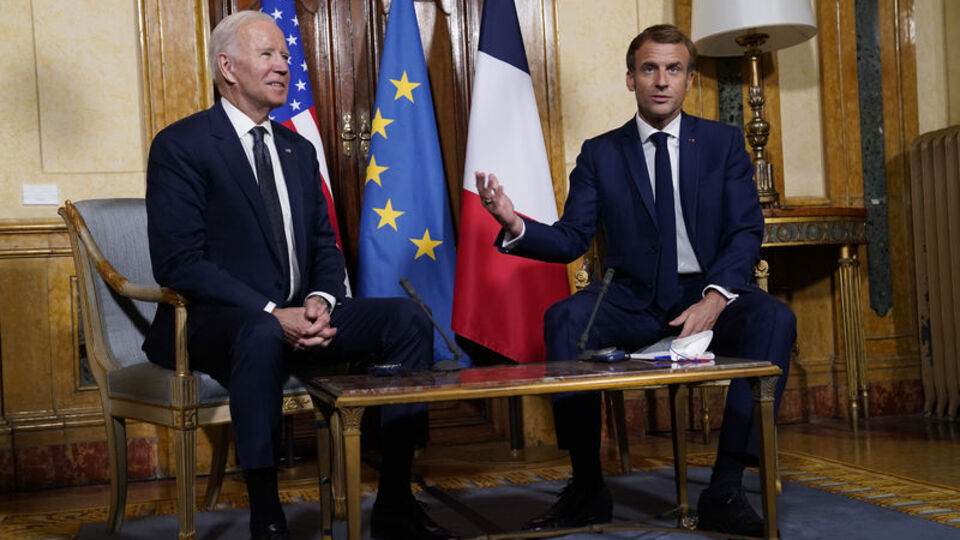 Biden ile Macron büyük krizi konuştu!