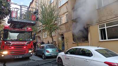 Alevlerin içerisine dalıp eşini kurtardı!