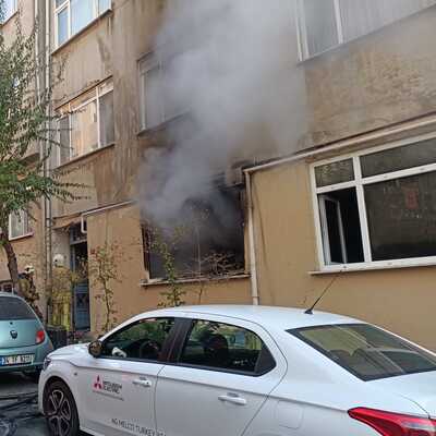 Alevlerin içerisine dalıp eşini kurtardı!