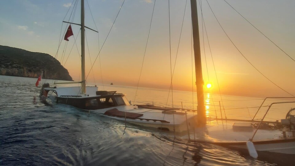 Batan teknedekileri balıkçı kurtardı