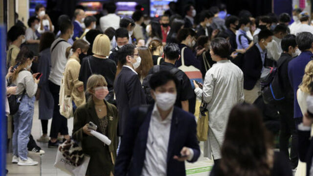 Tokyo'da trende bıçaklı saldırı!