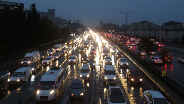 İstanbul'da yağmur yağdı, trafik yoğunluğu yüzde 69 oldu