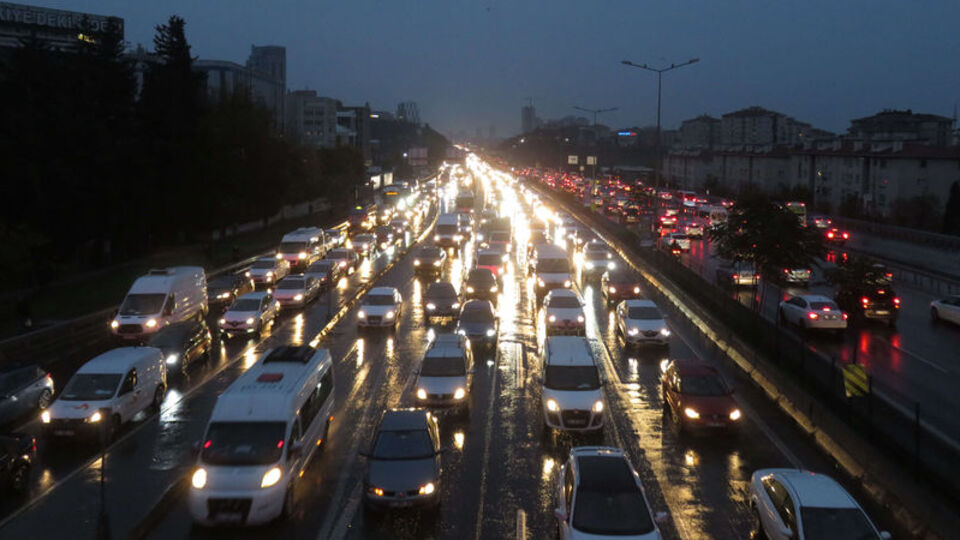 İstanbul'da yağmur yağdı, trafik yoğunluğu yüzde 69 oldu