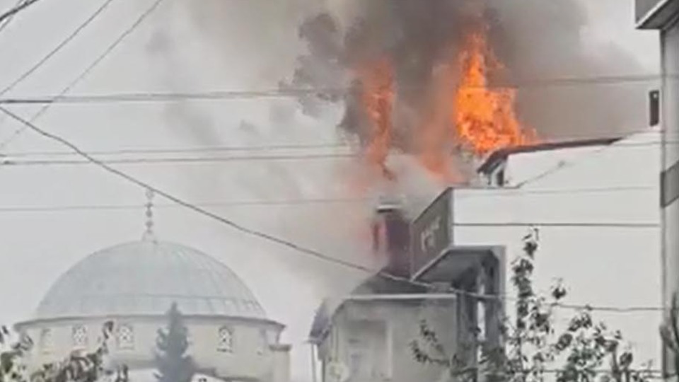 Evlerinde çıkan yangını izlerken fenalaştılar