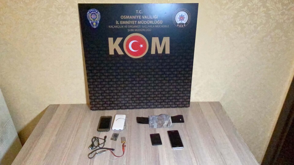 Sınavda, kopya düzeneği ile yakalandılar