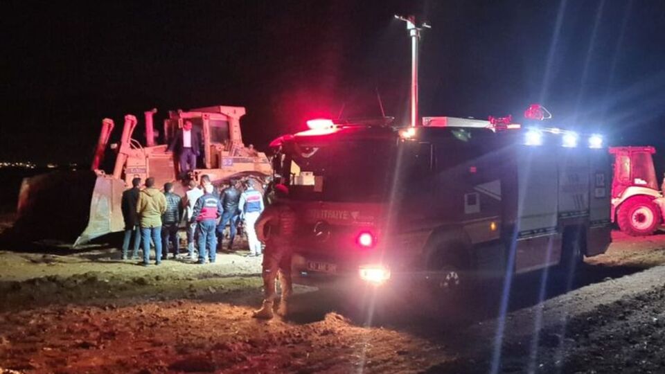 İş makinesinin altında kalan işçi hayatını kaybetti