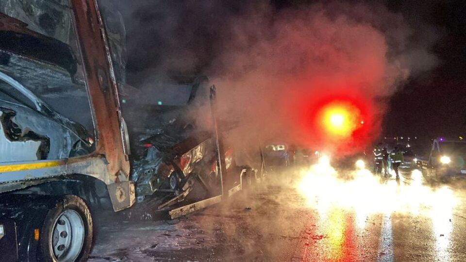 Sıfır araçları taşıyan TIR'da yangın!