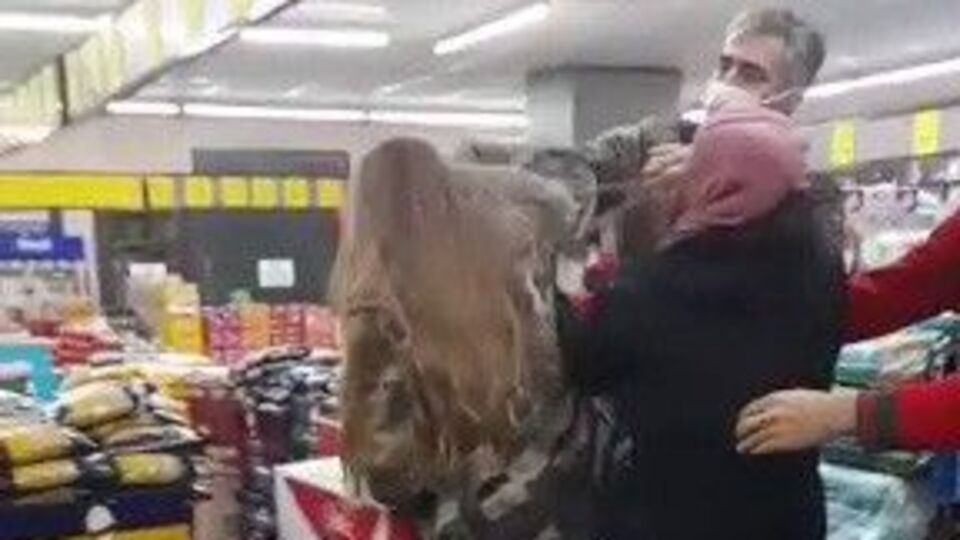 Markette kadınların maske kavgası!