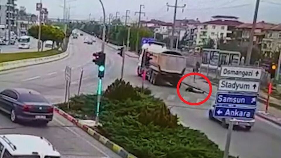 O anlar kamerada! Kaldırımda bekliyordu!