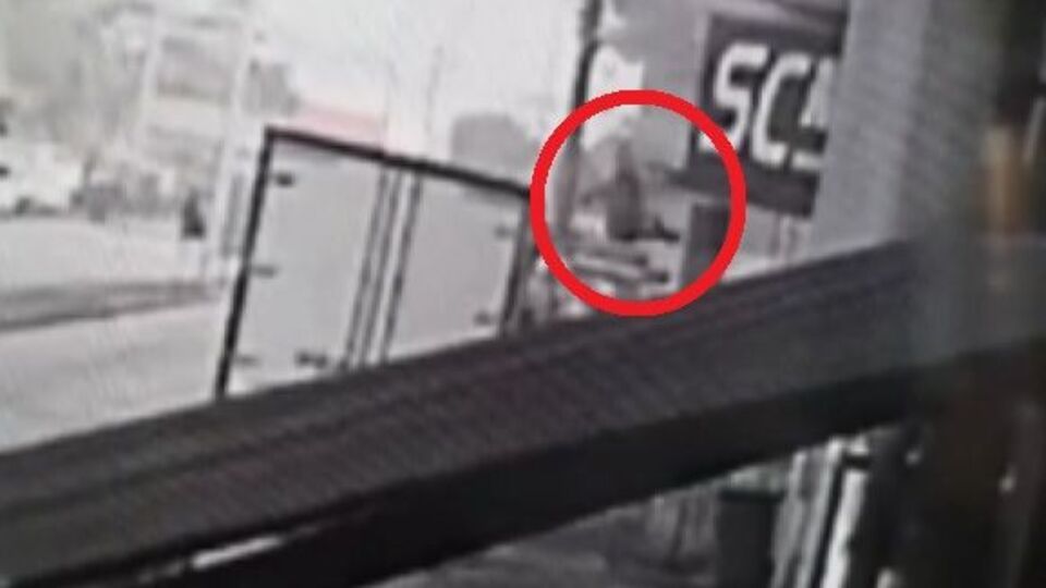 Çamaşır asıyordu! Feci olay kamerada!