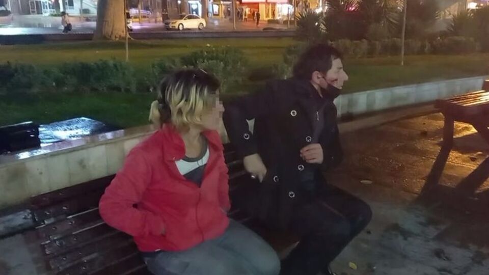 Tacize uğrayan kadını kurtarırken yüzünü kestiler!