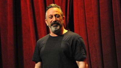 Cem Yılmaz'dan hayranına 'otopark parası' yanıtı