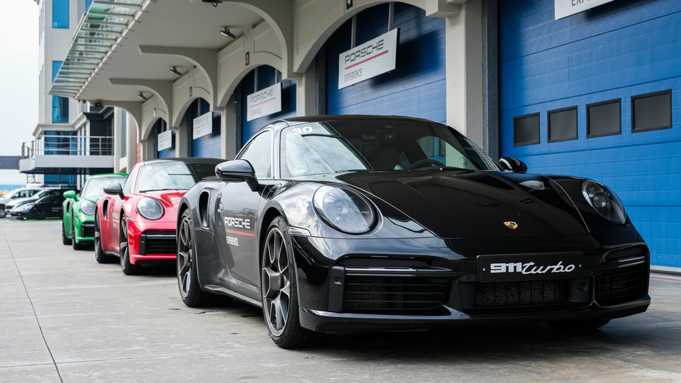 Müşterilerini piste çıkardı!