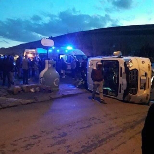 Öğrencileri taşıyan minibüs devrildi
