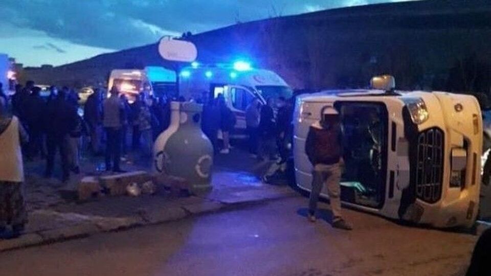 Öğrencileri taşıyan minibüs devrildi