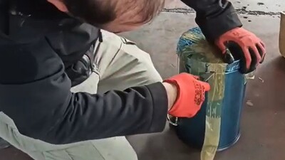 Kargolanan çöp kovasından uyuşturucu çıktı