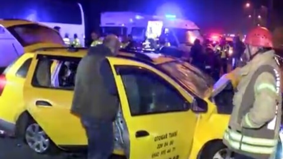 TEM Otoyolu'nda taksi tankere çaptı: 10 yaralı