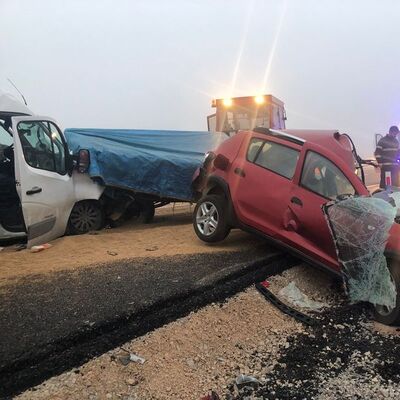 Sis faciası! Okul servisi ile otomobil traktöre çarptı