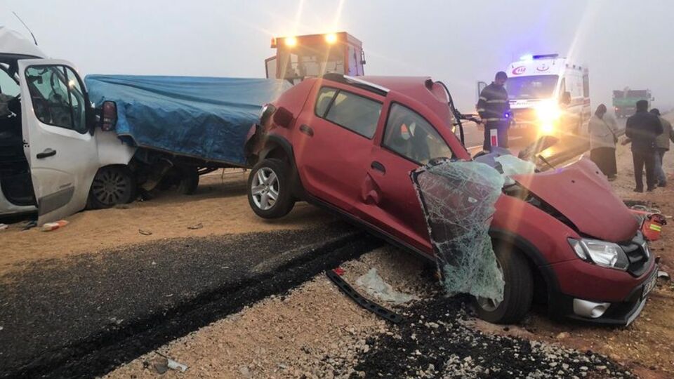 Sis faciası! Okul servisi ile otomobil traktöre çarptı