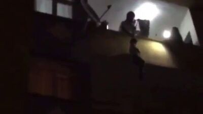 "Pes" diyeceksiniz! Oğlunu çarşafa bağladı; 3. Kattan sarkıttı!