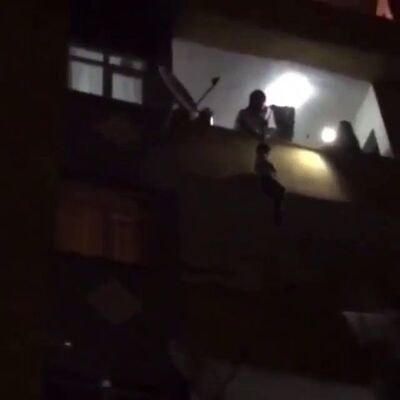 "Pes" diyeceksiniz! Oğlunu çarşafa bağladı; 3. Kattan sarkıttı!