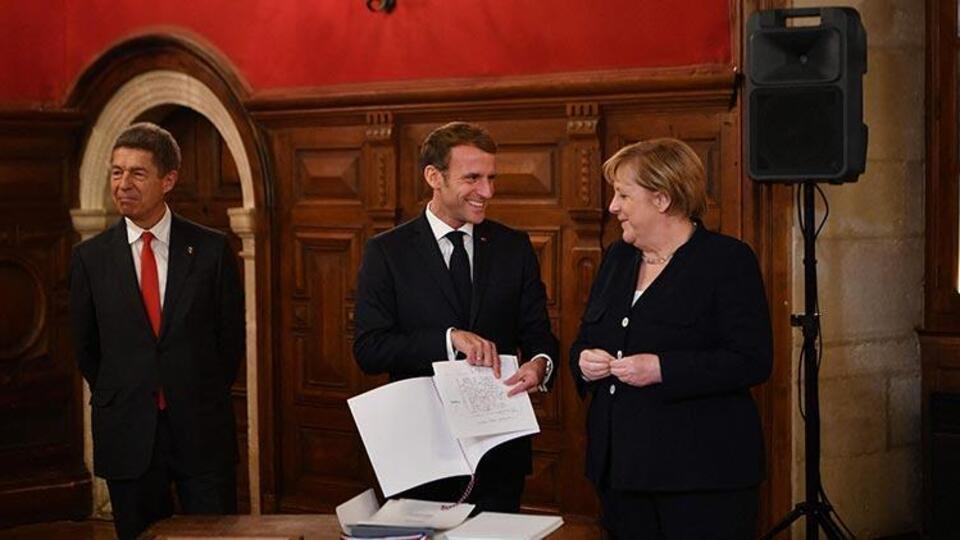 Macron'dan Merkel'e onur nişanı