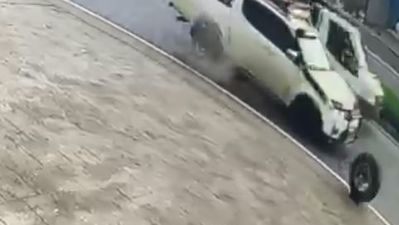 Fırlayan lastik bebek arabasına çarptı!