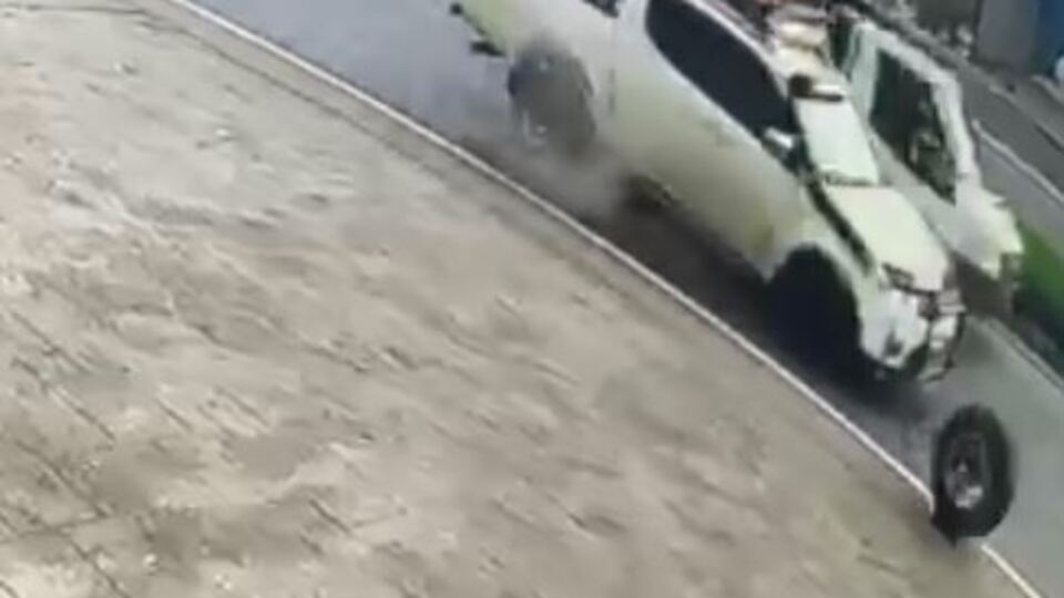 Fırlayan lastik bebek arabasına çarptı!