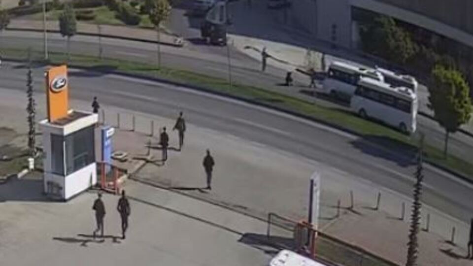 Kızlarını kurtardı, kendisi öldü!