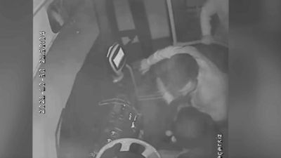 Bıçaklanan genci sakinleştirmeye çalıştı!