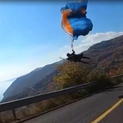 Paraşütüyle elektrik tellerine takıldı!