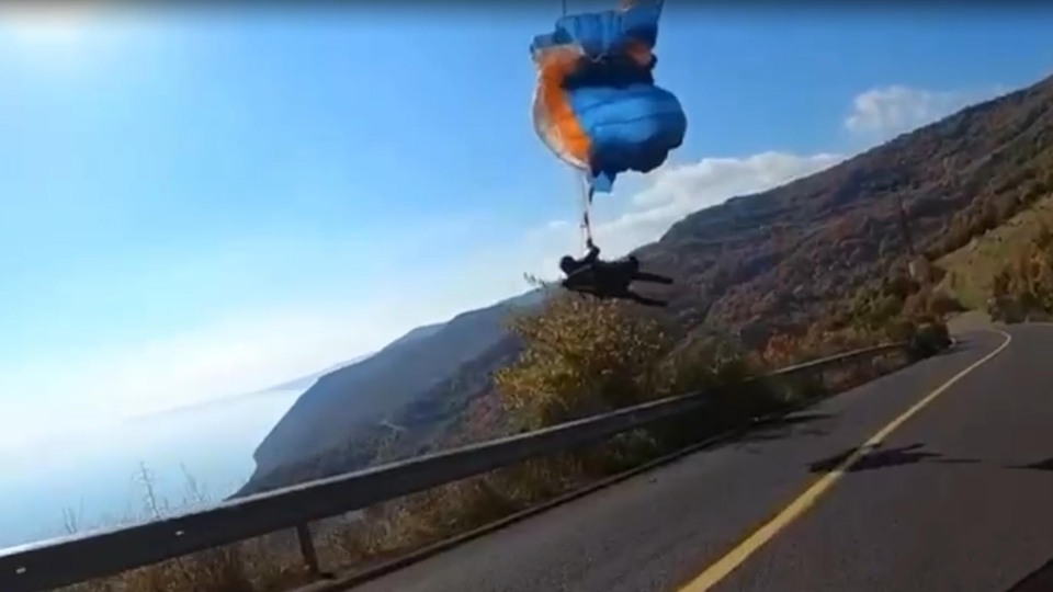 Paraşütüyle elektrik tellerine takıldı!