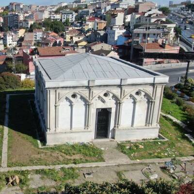 Osmanlı dönemi ünlü bankerinin anıt mezarı çöplüğe döndü