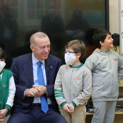 Çocuklarla şarkı söyledi