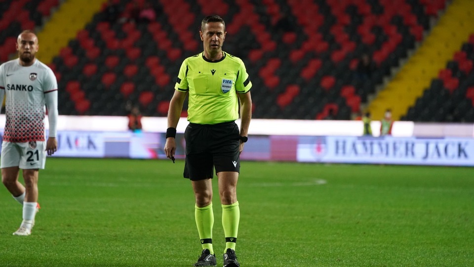 Hakemliği bıraktı!