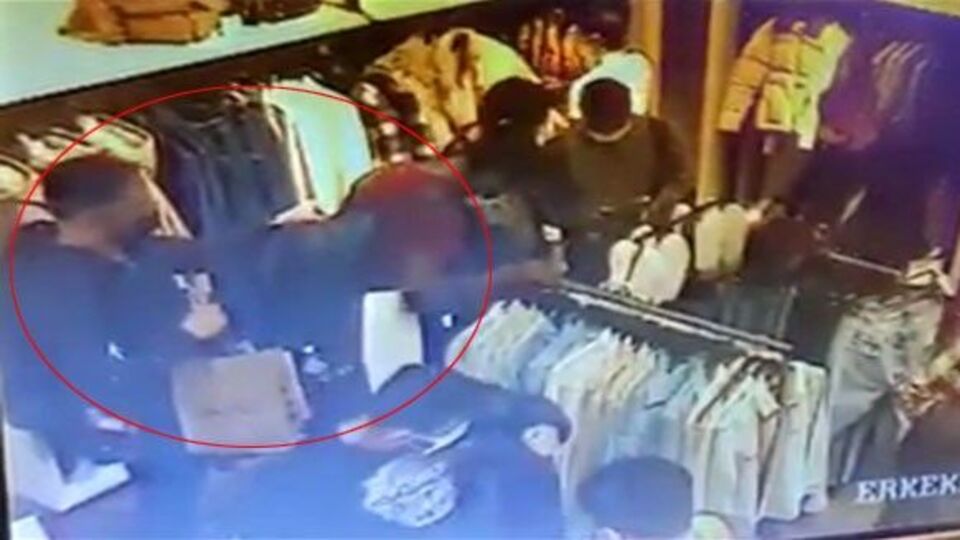 Turistin cüzdanını böyle çaldı!