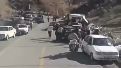 Kaza yapan Türk TIR'ı böyle yağmalandı!