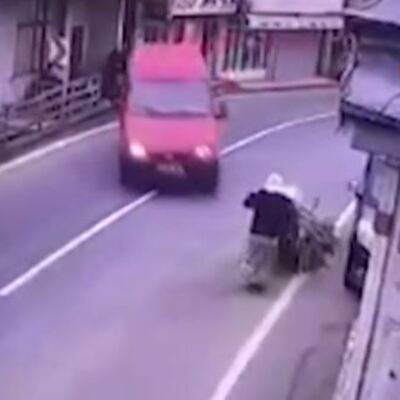 Evine odun götürüyordu! Dehşetin görüntüsü!