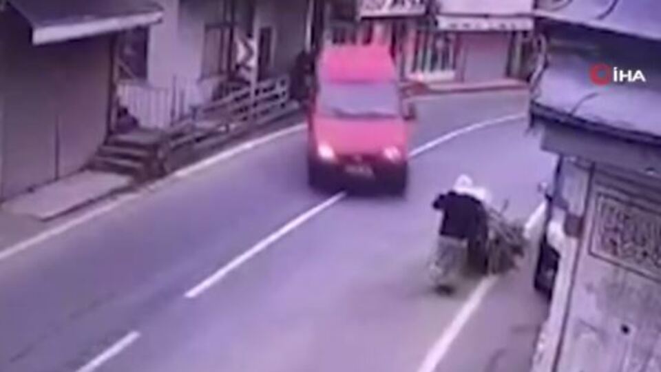 Evine odun götürüyordu! Dehşetin görüntüsü!