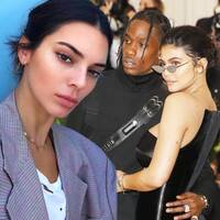 Konserde cesetlerin arasından geçmişler!