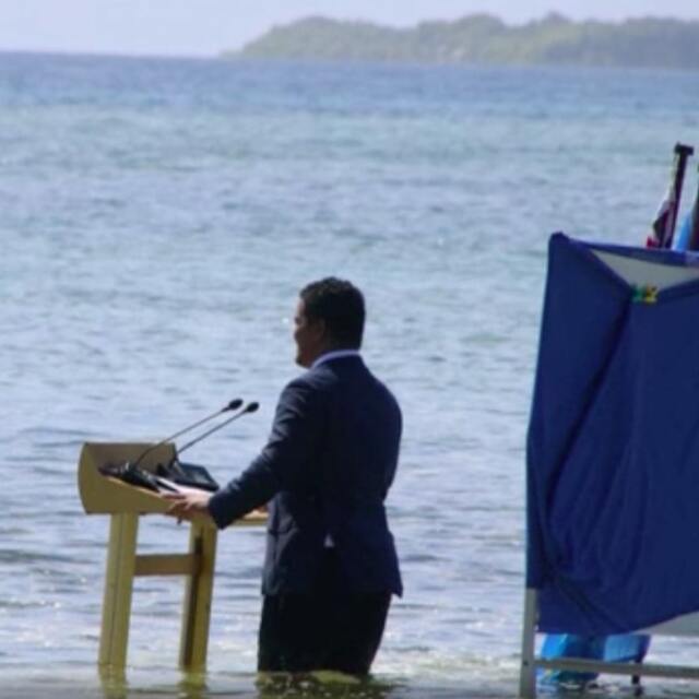 İklim Zirvesi'nde denizdeki kürsüden mesaj verdi!