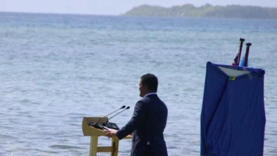 İklim Zirvesi'nde denizdeki kürsüden mesaj verdi!