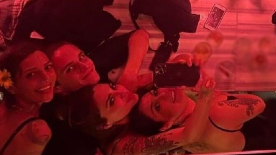 Sevgilisini kardeşleriyle tanıştırdı