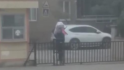 Omzundaki yükle saygı duruşunda bulundu