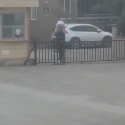 Omzundaki yükle saygı duruşunda bulundu